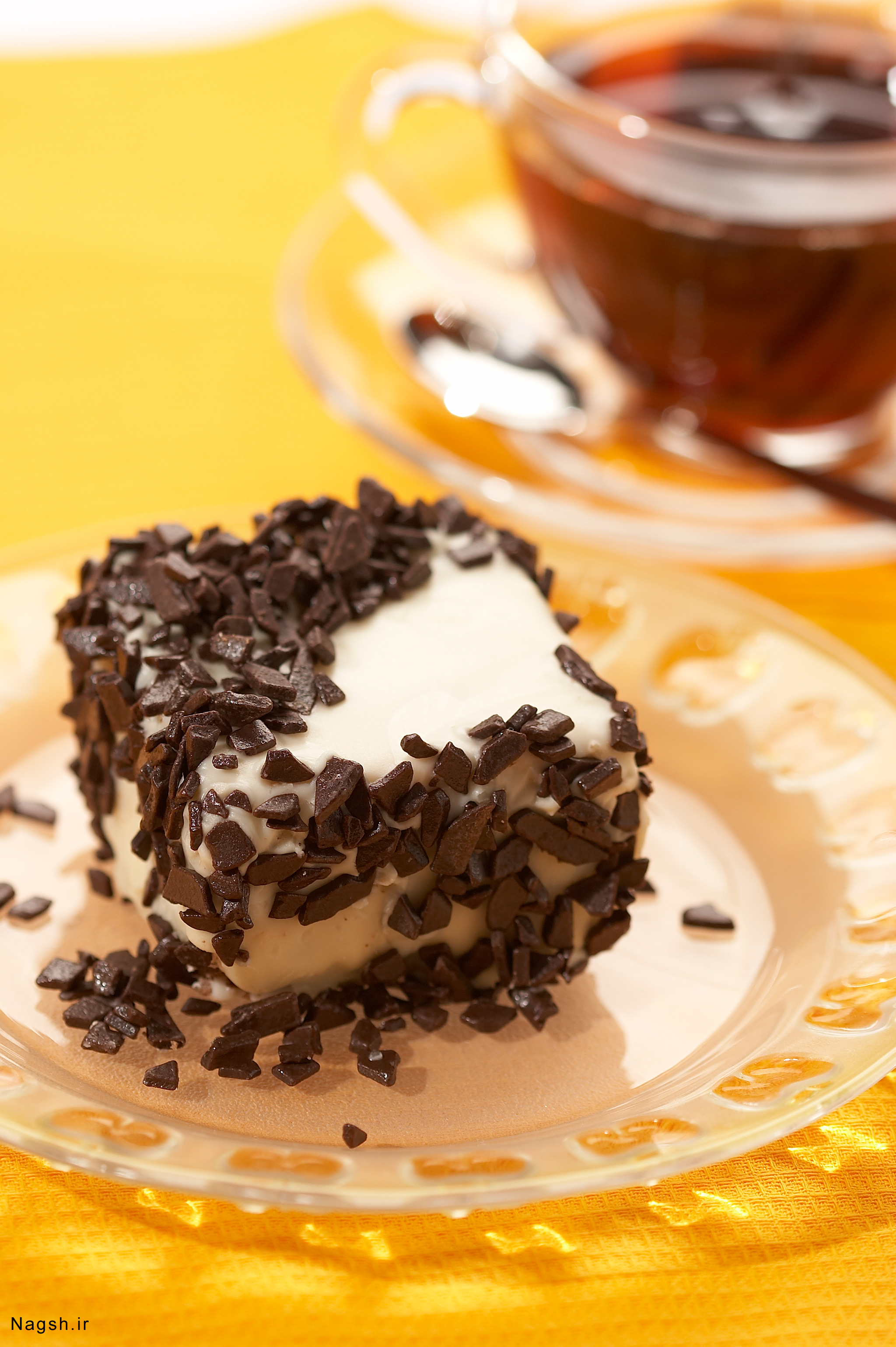 کیک شکلاتی در کنار چای